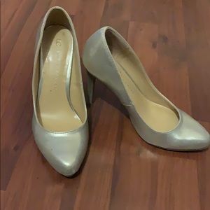 Gold tone/metallic shoes